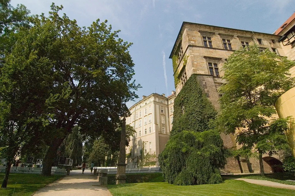 Pražský hrad, zahrada Na Valech, v popředí vpravo Ludvíkovo křídlo Starého královského paláce, v pozadí Nový královský palác