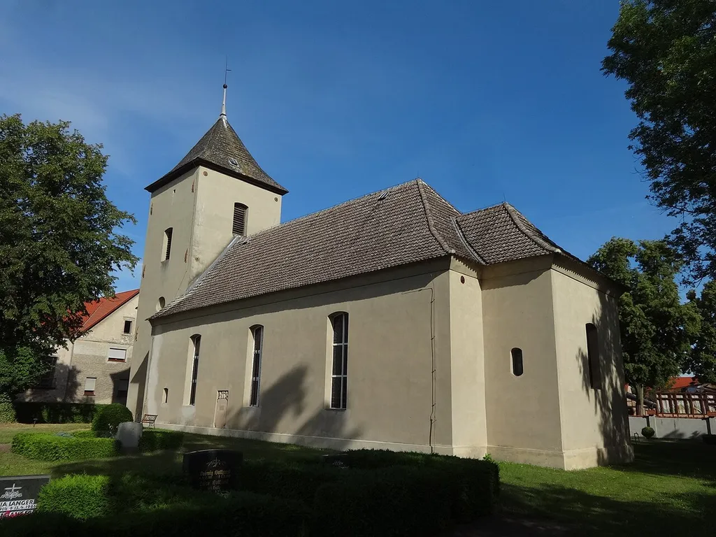 Die Saalkirche entstand im 18. Jahrhundert und wurde 1882 um einen Chor erweitert. Im Innern des flach gedeckten Sakralbaus steht eine Kanzel aus dem 18. Jahrhundert sowie eine Fünte aus dem Jahr 1794.