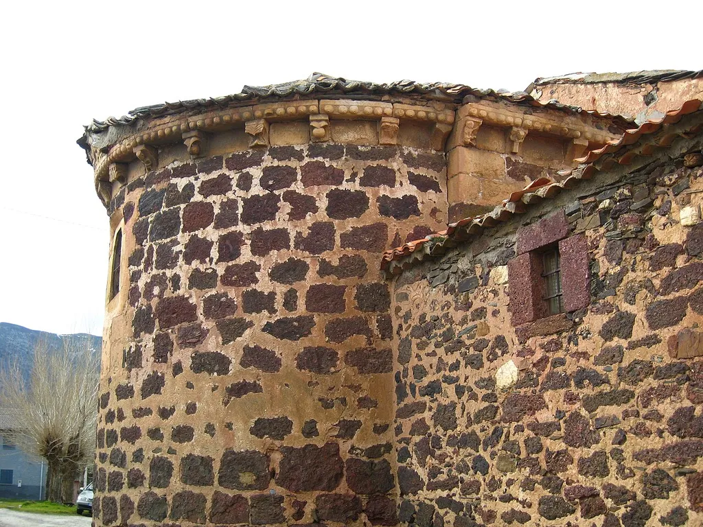 Becerril (Segovia), pueblo "negro" por su arquitectura tradicional de pizarra.