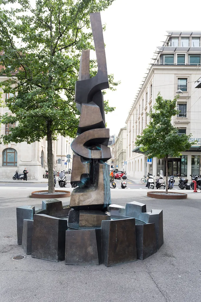 "Fontaine sculpture d’André Pirlot de Morges, fonderie Reussner, offerte par Paribas en 1987. L'ancienne fontaine de 1898-1899, sur le thème des hérons, fut enlevée en 1957 et n'a pas été retrouvée." Sources : Livre "Les fontaines de Genève" de Armand Brulhart