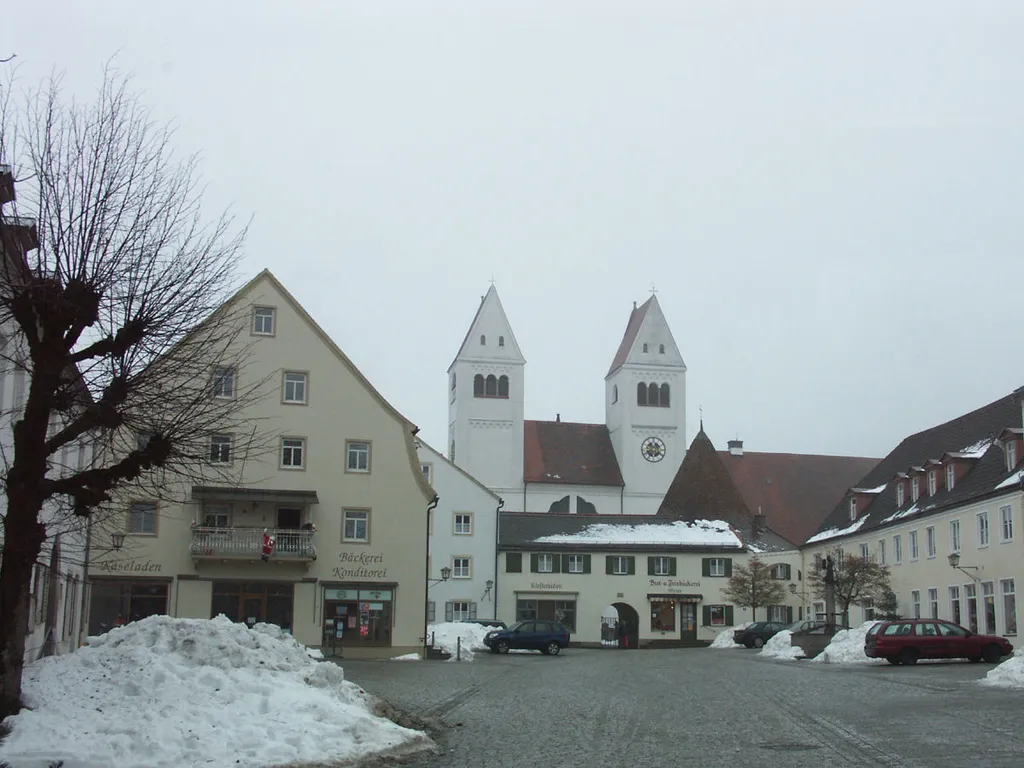 St. John the Baptist (Welfen Münster), Steingaden, Germany. Im Gebäude auf der linken Seite des Bildes befand sich die ehemalige Klosterschmiede.