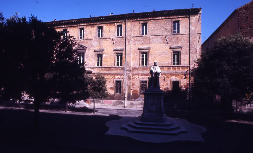 Servizio fotografico : Forlì, 1971 / Paolo Monti. - Foglio: 1, Fotogrammi complessivi: 20/20 : Diapositiva, sviluppo cromogeno/ pellicola ; 35 mm. - ((Sullo chassis della diapositiva n. 01 iscrizione manoscritta: "Forlì". - Confronti con negativi b/n - gelatina bromuro d'argento/ pellicola - 35mm. - N.B. Possibile sottoserie (1):. - 17-20 = edificio non identificato - chiostro: particolari. - Occasione: Diapositive per audiovisivo Regione Emilia-Romagna. - Fonte: Rubrica di Paolo Monti: Diapositive 24x36mm (1948-1982), presso Archivio Paolo Monti. Rubrica con elenco soggetti e numeri di inventario (da 1 a 1000) corrispondenti ai fogli a tasche in pvc in cui sono contenute le diapositive. - Fonte: Fattura di Paolo Monti: IV. Commesse/ Fattura/ Rilevamento fotografico del centro storico di Forlì (1971/10/18), presso Archivio Paolo Monti. N. 525 riprese fotografiche stampate in formato 24x30; n. 236 diapositive a colori Ektachrome formato 35mm. - Fonte: Fattura di Paolo Monti: IV. Commesse/ Fattura n. 16/ Diapositive per audiovisivo Regione Emilia-Romagna (1973/10/22), presso Archivio Paolo Monti. N. 1000 diapositive a colori formato 35mm sugli aspetti del patrimonio naturale, artistico e culturale della Regione. Dal territorio di Parma e Piacenza, fino a Ravenna e oltre [...] Centri storici di Cesena, Forlì, [...]