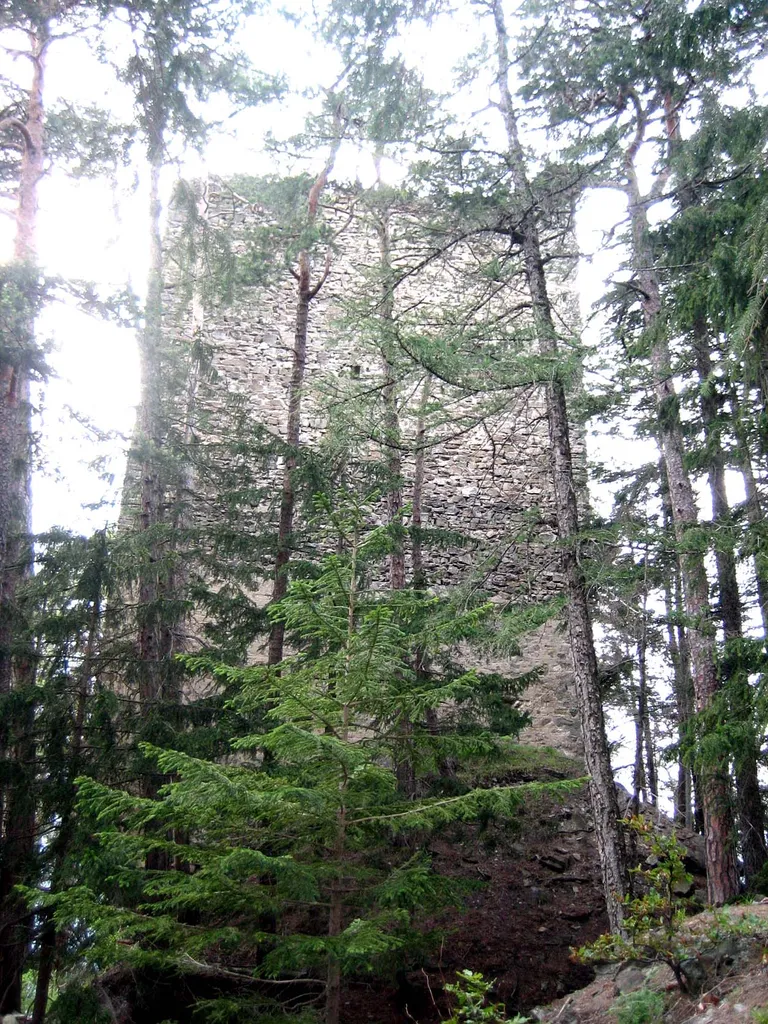 Turm hinter dem Vorgelände