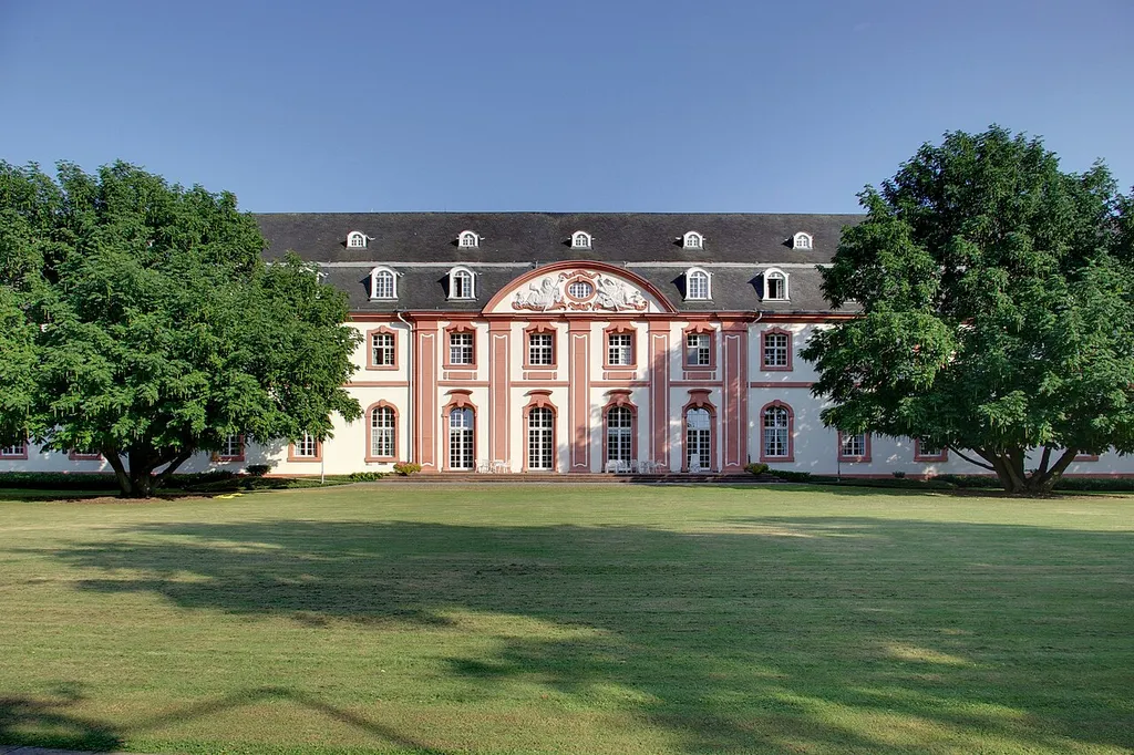 Trier, Westflügel des ehm. adeligen Benediktinnerinnenklosters St. Irminen, um 1740 von Caspar Kretschmar zu Zeiten der Äbtissin Maria von der Beeck erbaut, heute "Vereinigte Hospitien"