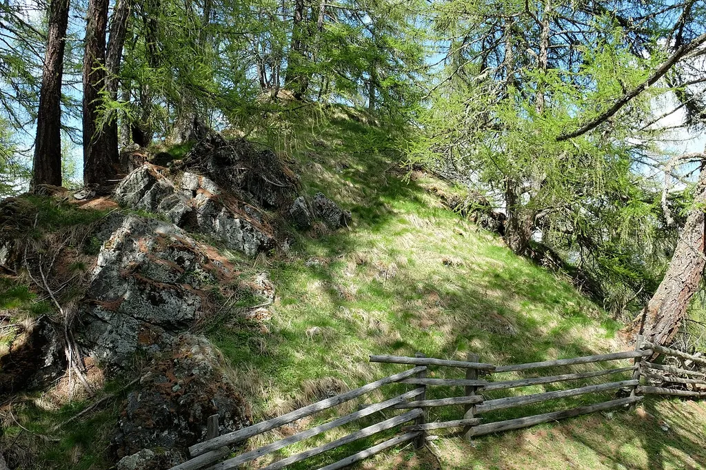 Burgruine Kastellatz in Prämajur in der Gemeinde Mals in Südtirol