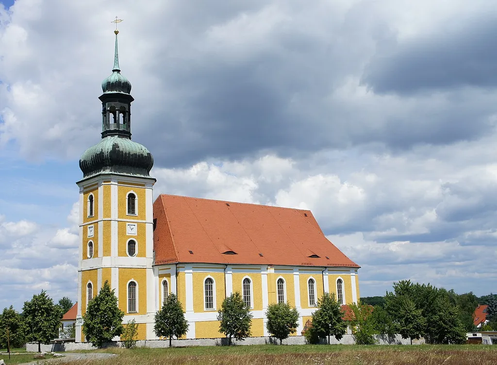 Katholische Wallfahrtskirche Rosenthal. Vorgängerkapelle wurde 1600 erbaut, die dreischiffige Hallenkirche stammt aus dem Jahr 1778. Abgebrannt am 1. Mai 1945 bis auf die Mauern und das Deckengewölbe, dabei konnte das Gnadenbild gerettet werden. 1947 wieder eingeweiht, Außenerneuerung 1979/80, Innenerneuerung 1987.