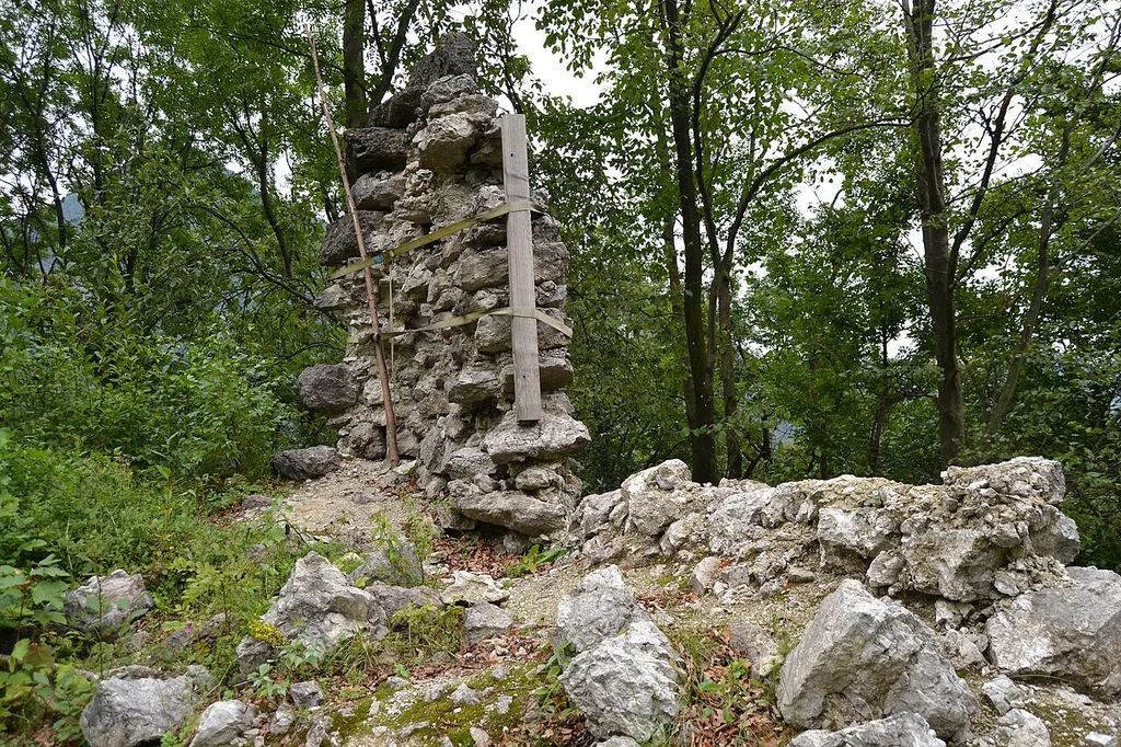 Notdürftig gesicherter Mauerrest an der Südostecke der Burgruine Kirnstein