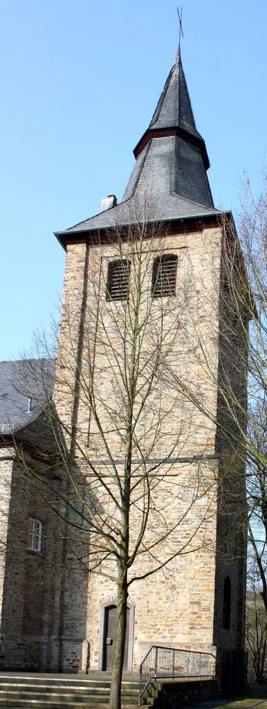 ehemalige katholische Pfarrkirche in Burgbrohl, Gleeser Straße 1