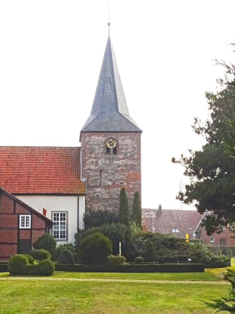 Turm der Georgskirche in Warmsen, Mischmauerwerk von Feldstein, Raseneisenstein und Backstein, beginnende Gotik