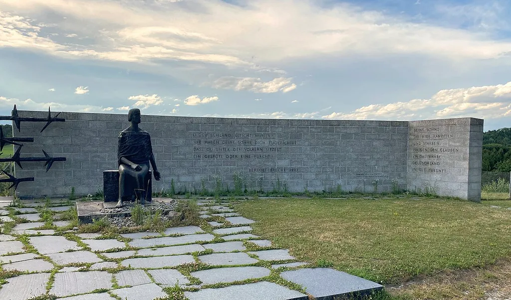 Das Denkmal der Deutschen Demokratischen Republik (DDR) am Gelände der KZ-Gedenkstätte Mauthausen bei Mauthausen. Blickrichtung Norden.