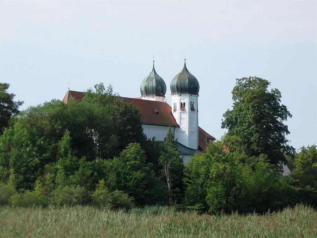 Klosterseeon, Klosterbauten, gruppiert um drei Höfe: Konventbau mit ehemaligem Kreuzgang und Kapitelsaal, mittelalterlich. Ehemaliges Refektorium mit Stuck aus der zweiten Hälfte des 17. Jahrhunderts. Ehemaliger Speisesaal in der Prälatur, jetzige Gestalt von 1755-58; mit historischer Ausstattung. Marien- oder Laimingerkapelle; mit Ausstattung; darüber liegend Winterchor. Nikolaikapelle (Prälaturkapelle), barock, zweite Hälfte 18. Jahrhundert; mit Ausstattung.