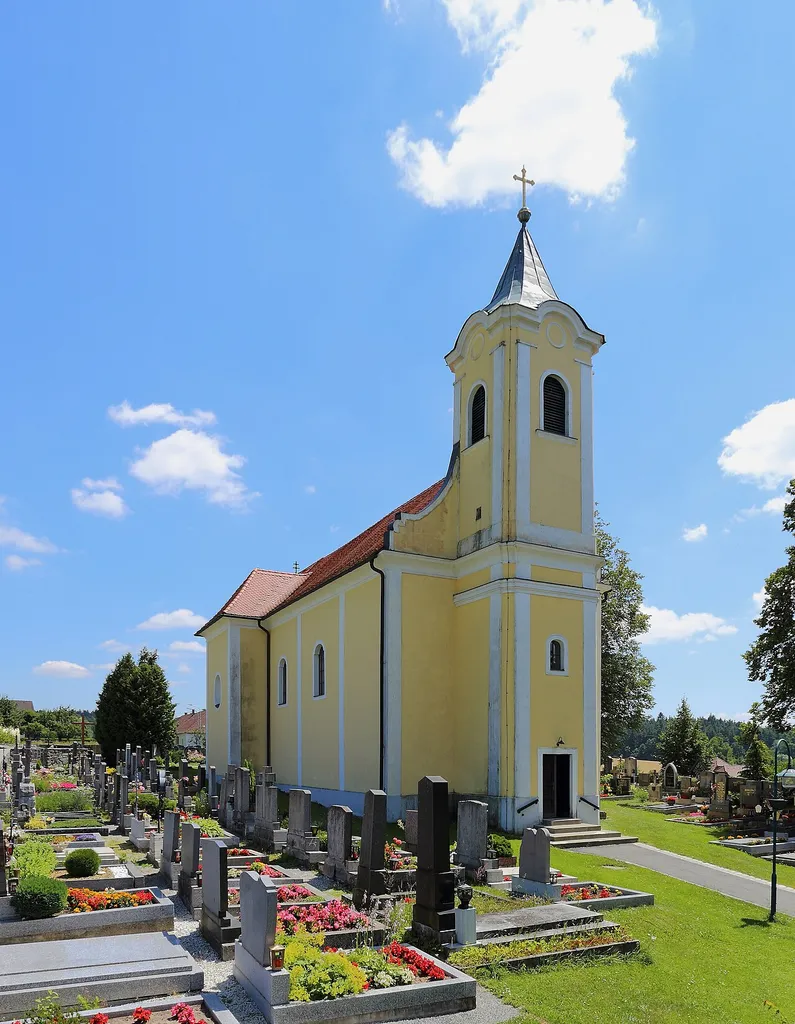 Katholische Pfarrkirche hl. Johannes Nepomuk in Trabeinreith, ein Ortsteil der niederösterreichischen Gemeinde Irnfritz-Messern. Die spätbarocke Saalkirche mit einem Westturm wurde erhöht am Nordrand des Ortes errichtet.