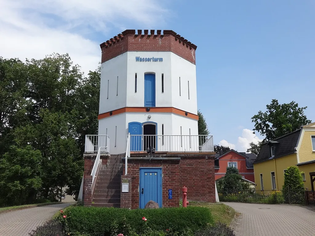 Wasserturm in Waldsieversdorf, errichtet um 1900 von Ferdinand Kindermann, dem Begründer des Dorfes zur Versorgung der Bevölkerung mit Trinkwasser. Im Erdgeschoss befindet sich die Technik, im Obergeschoss ein 70.000 Liter fassendes Becken. Der Turm ist heute ein technisches Denkmal.