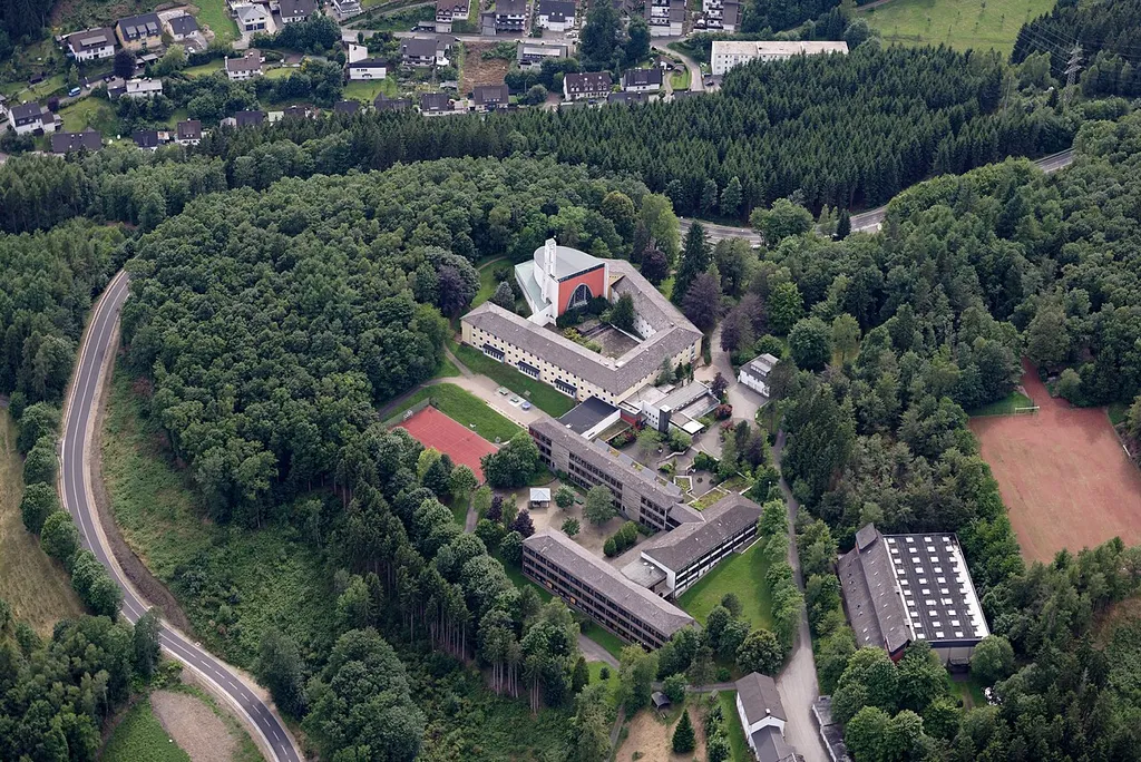 Fotoflug Sauerland West. Luftaufnahme: Kloster und Gymnasium Maria Königin, Altenhundem, Nordrhein-Westfalen.