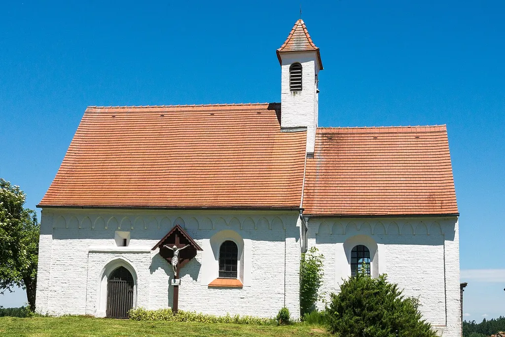 Katholische Filialkirche St. Aegidius: Saalkirche, geschlämmter massiver Ziegelbau mit Steildach, mit eingezogenem quadratischem Chor und Spitzbogenfries, Dachreiter über östlichem Langhausgiebel, frühgotisch, erste Hälfte 14. Jahrhundert; mit Ausstattung.