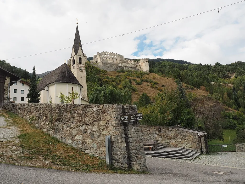 Die Burgruine Lichtenberg ist eine verfallene Höhenburg in der Fraktion Lichtenberg in der Gemeinde Prad am Stilfserjoch (Südtirol). Links im Bild die Pfarrkirche zur Hl. Dreifaltigkeit.