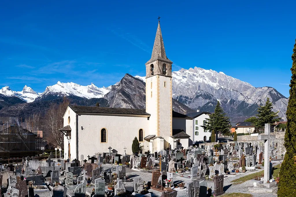 L'ancienne église Saint-Laurent de Riddes et son cimetière.