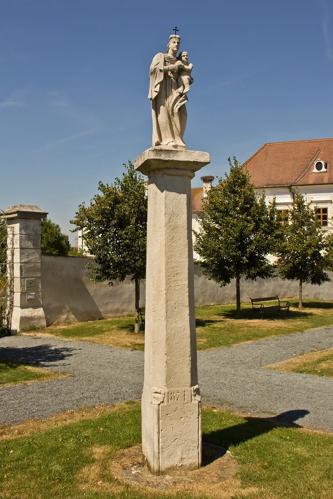 Die mit 1824 bezeichnete Säule steht südlich des Stiftsportals. Die im DEHIO erwähnte Kugel wurde während der Umbauarbeiten am Hauptplatz im Jahr 2007 wegen Absturzgefahr entfernt und durch eine Statue ersetzt. Hier ein Bild mit Kugel.