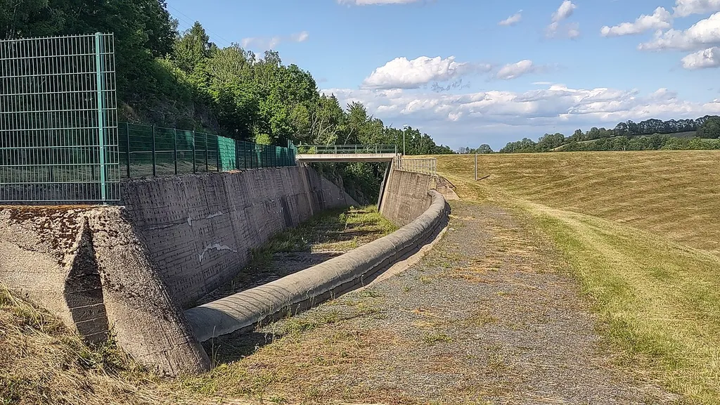 Überlauf des Hochwasserrückhaltebecken Mordgrundbach (Stausee in Deutschland)