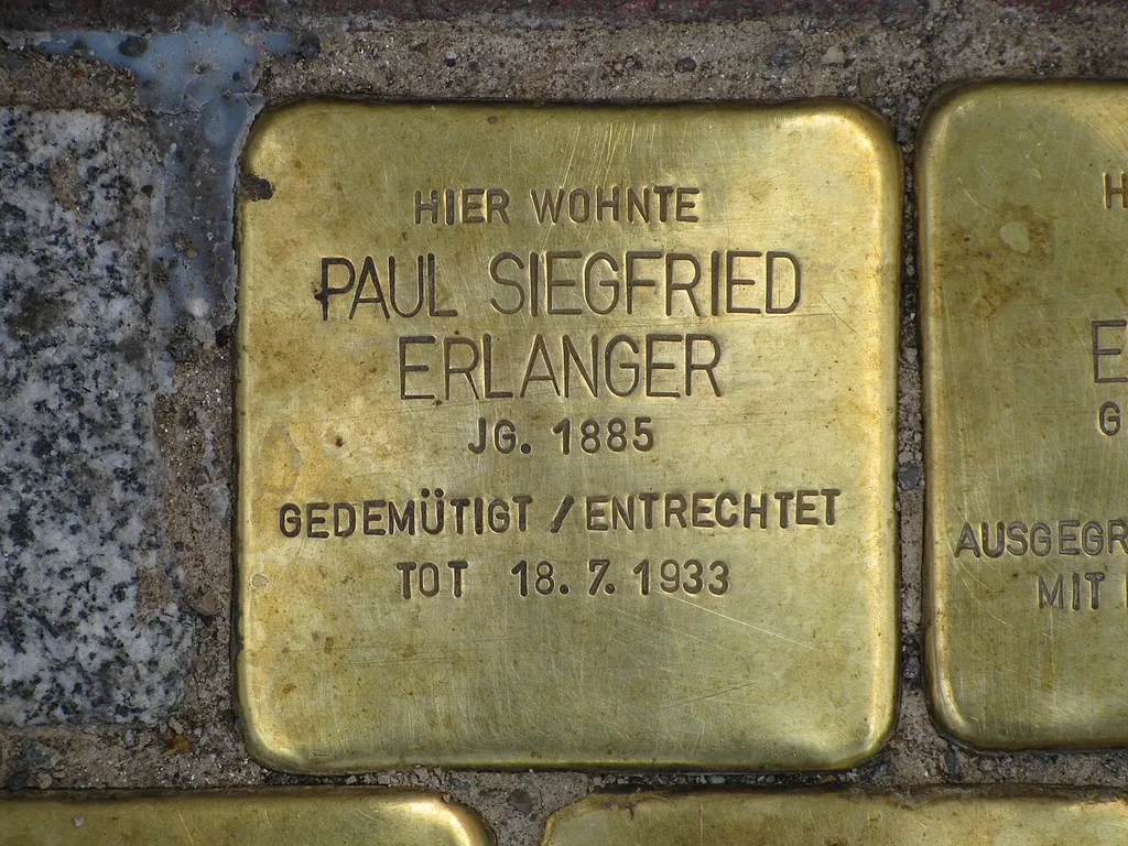 der Stolperstein für Paul Siegfried Erlanger vor dem Haus Fürstenberger Straße 167 in Frankfurt am Main-Westend