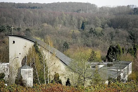 Kloster Heilig Kreuz, Püttlingen (Saar), einzige Niederlassung der Redemptoristinnen in Deutschland. Erbaut 1956-1960 nach Plänen des ungarischen Architekten György Lehoczky, stilistisch angelehnt an die Wallfahrtskirche von Le Corbusier in Ronchamp bei Belfort.