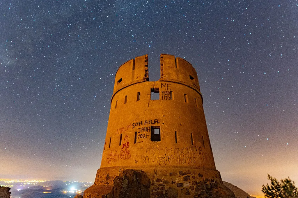 Le château de Tazouda est situé au sommet du mont gourougou dans la région de Nador dans la campagne à une altitude de 600 mètres, En berbère, le mot «Tazuda» signifie le pluriel de Thazatta, prononcé Thizotha, qui est la plante épineuse sidra, qui était utilisée comme une clôture pour empêcher l'ennemi de grimper au roseau «Afray», comme on l'appelle dans le Zenat Amazigh. Au XIe siècle, comme c'est le cas pour Melilla, la ville sera habitée par la tribu des «Ait Ordee» (ce sont les Banu Battuya, selon Ibn Hawqal). Et il appartenait aux terres du royaume de Nkur, et Al-Bakri l'appelle Qalaat Jarrah, "... c'est une forteresse impénétrable sur la plus haute montagne qui n'a pas de portée ou convoitise ..." Il est plus probable que l'affaire portera sur un compromis qui sera détruit par Maysor al-Khasi al-Ubaidi en l'an 323 AH, et reconstruit par les Andalous en faveur de Musa bin Abi al-Afia, et détruit par les armées du leader Jawhar al-Saqali en 347 AH. Et en l'an 459 AH, sa construction sera renouvelée suite à la convocation de Muhammad bin Idris, le dernier roi de Bani Hammoud, les Malikites, pour affronter la marche des marabouts. On connaît une vivacité au XIVe siècle à l'époque marinide.