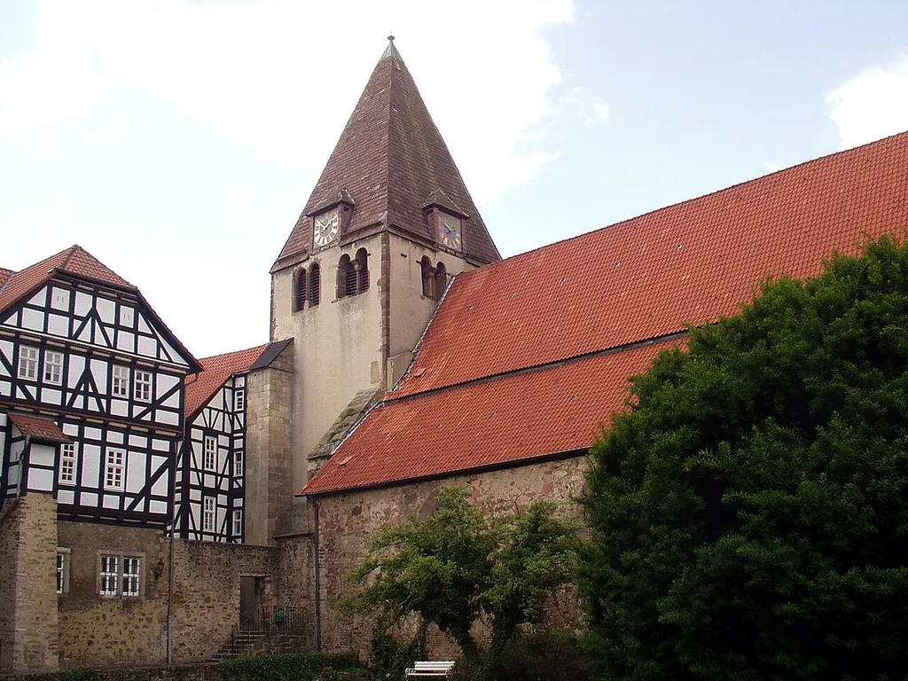 Kaufungen, Stiftskirche, mit Nebengebäude