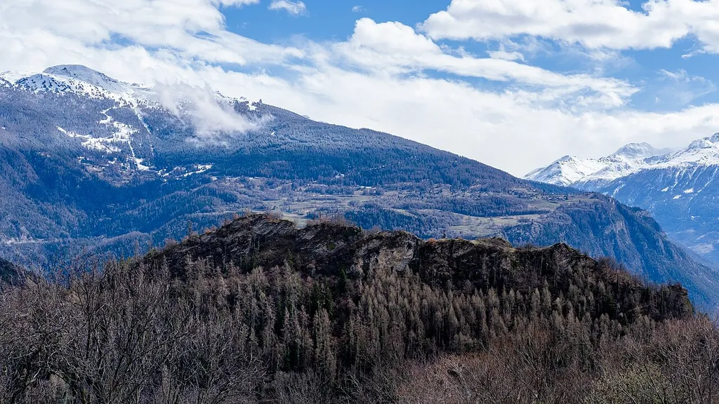 La colline du château d'Ayent.