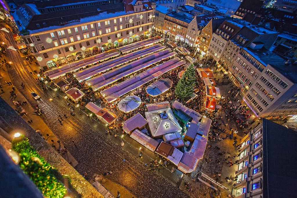 Augsburger Christkindlesmarkt 2012 zur blauen Stunde vom Perlachturm aus fotografiert