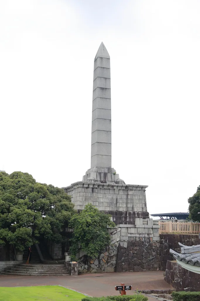 山梨県甲府市甲府城址の謝恩碑。