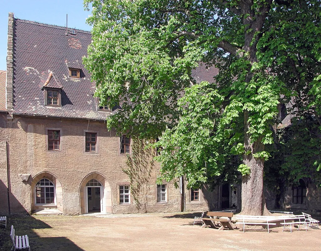 04.05.2004 06642 Memleben: Ehemalige ottonische Kaiserpfalz und Benediktinerkloster. Reste der zweiten Klosteranlage aus der 1. Hälfte des 13. Jh. Das Abthaus. Im Bauernkrieg wurde das Kloster 1525 geplündert und 1548 nach der Reformation endgültig aufgehoben. 1551 wurden die zugehörigen Güter vom sächsischen Kurfürsten eingezogen und der kurz zuvor gegründeten Landesschule Pforta geschenkt. 1945 wird das Gut verstaatlicht. Als "Volkseigenes Gut" (VEG) (ab 1974 mit Beinamen "Thomas Müntzer") wurden ca. 6200 Hektar Nutzfläche bearbeitet. Im Klostergeviert befinden sich Lehrlingswohnheim, Kantine und Büros. Das VEG "Thomas Müntzer" stellt am 31.12. 1991 seine wirtschaftliche Tätigkeit ein und wird aufgelöst. [DSCN3278.JPG]20040504240DR.JPG(c)Blobelt