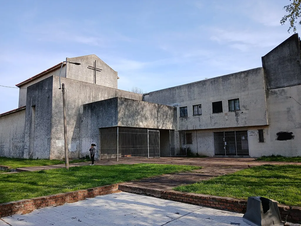Ubicada en Peñarol, en el.ptedio en que funcionaba antiguamente el Cine Doré