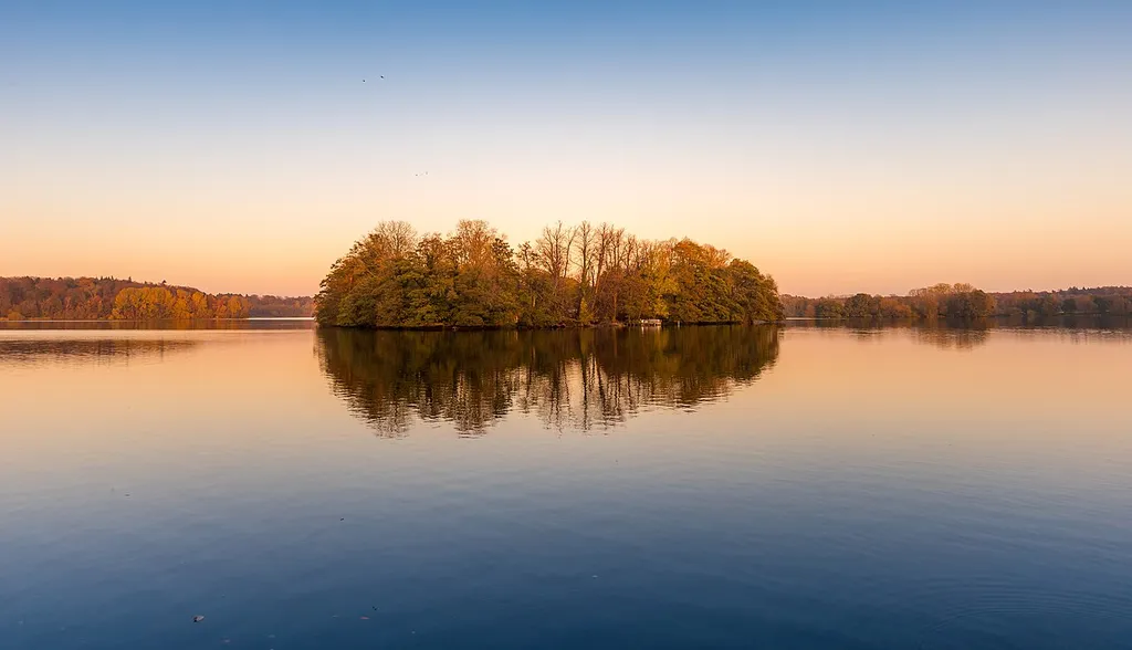 Herbst am großen Euriner See im Landschaftsschutzgebiet Holsteinische Schweiz