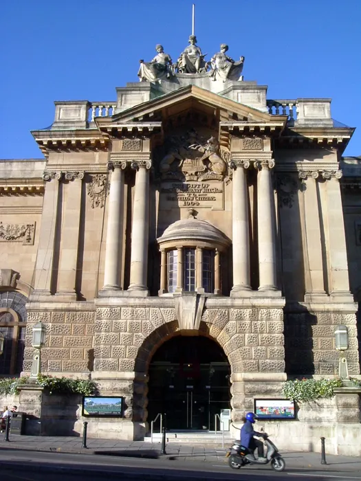 en:Bristol City Museum and Art Gallery, en:Bristol.