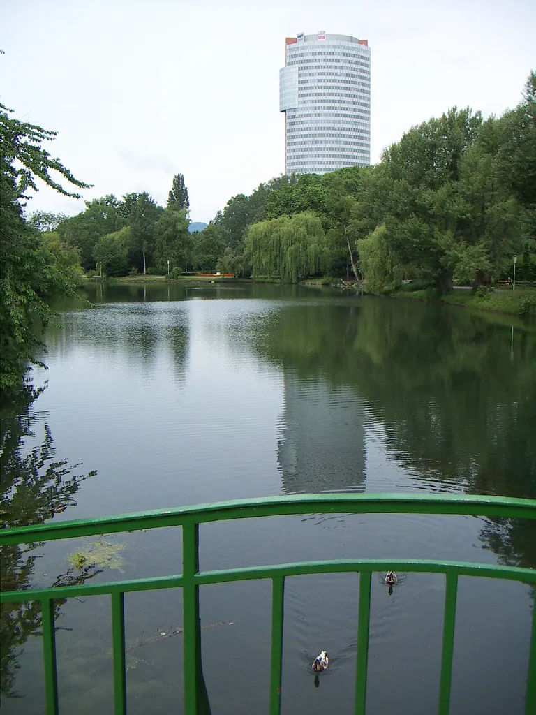 Floridsdorfer Wasserpark, im Hintergrund Florido Tower