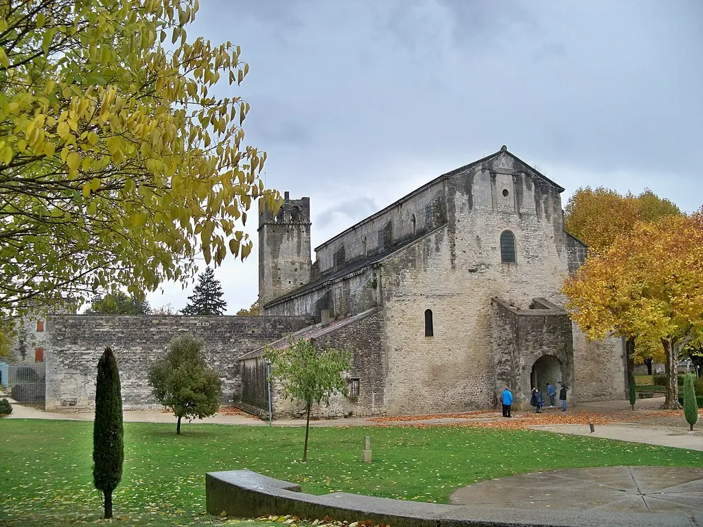 Faade de la Cathédrale Notre-Dame-de-Nazareth de Vaison la Romaine (Vaucluse, France)