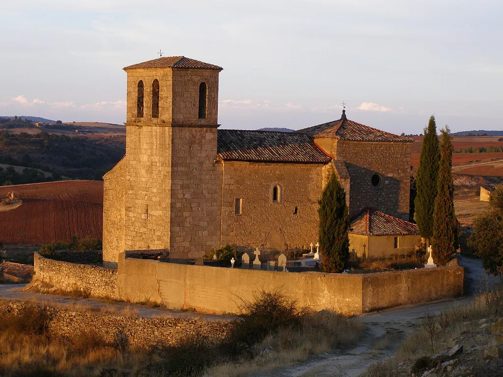 Iglesia de Santa Catalian en Angon, alberga un retablo barroco interesante, teniendo en la parte trasera anexo el cementerio