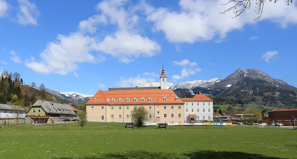 Südwestansicht des Redemptoristenklosters in der steiermärkischen Marktgemeinde Mautern. Im Hintergrund der Bergstock des Reiting mit Gößeck, Klauen und Gfällturm