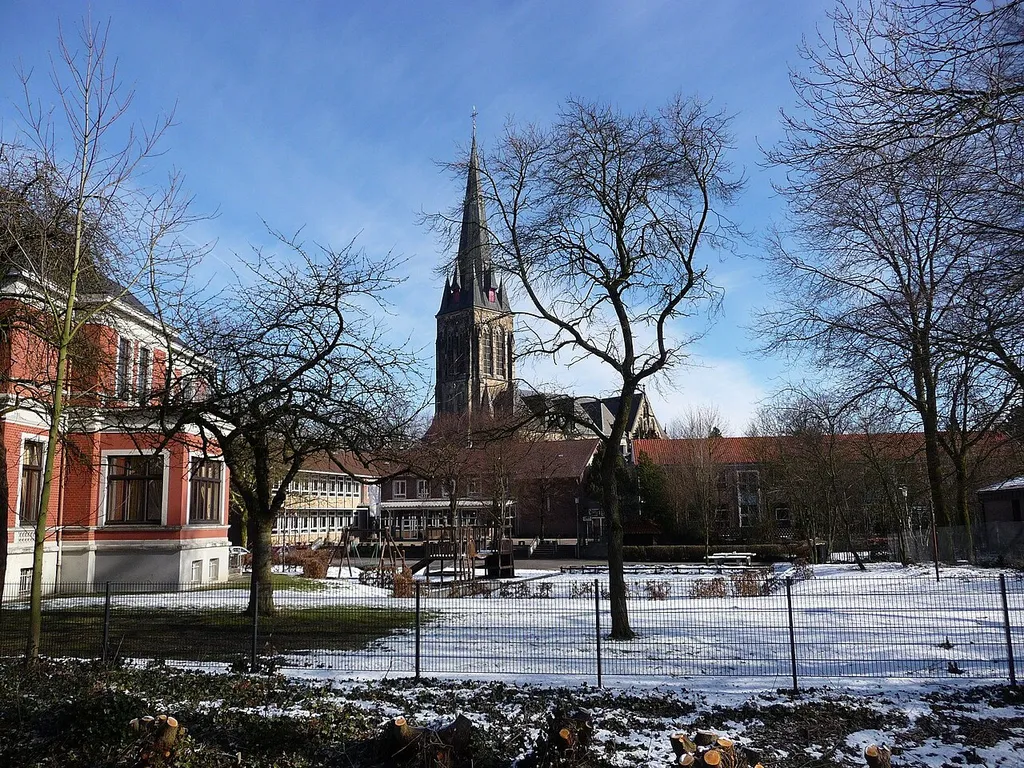 Links im Bild die Villa Fleiter (Musikschule), in der Mitte die Marienschule mit der Kirche (St. Nikomedes) im Hintergrund. Das Bild wurde vom Parkplatz (Heimannplatz) aufgenommen.