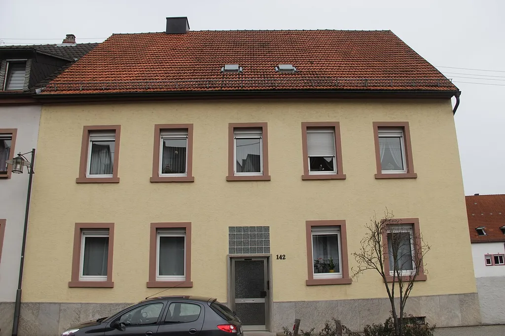 zweigeschossiger Massivbau mit Satteldach und Sockelgeschoss, im Kern Anfang 17. Jahrhundert, nach der Säkularisation im 19. Jahrhundert stark erneuert, Einfriedung mit Frühbarockportal mit Figurenschmuck, stark verwittert, Sandstein, Anfang 17. Jahrhundert