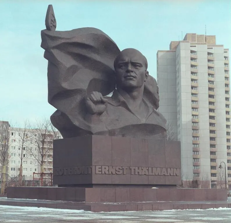For documentary purposes the German Federal Archive often retained the original image captions, which may be erroneous, biased, obsolete or politically extreme. ADN-ZB/Franke/14.4.86 Berlin: Der Bildhauer Lew Kerbel schuf das Denkmal des grossen Arbeiterführers im Ernst-Thälmann-Park.