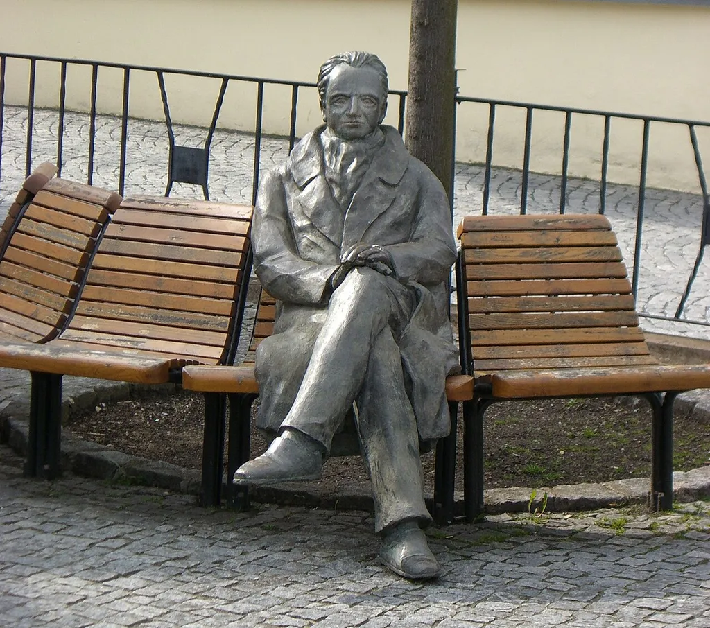 Das Goethe-Denkmal in Ilmenau am Ilmenauer Markt. Die Bronzefigur wurde vom Bildhauer Klaus Glutting aus Ilmenaus Partnerstadt Homburg gefertigt.