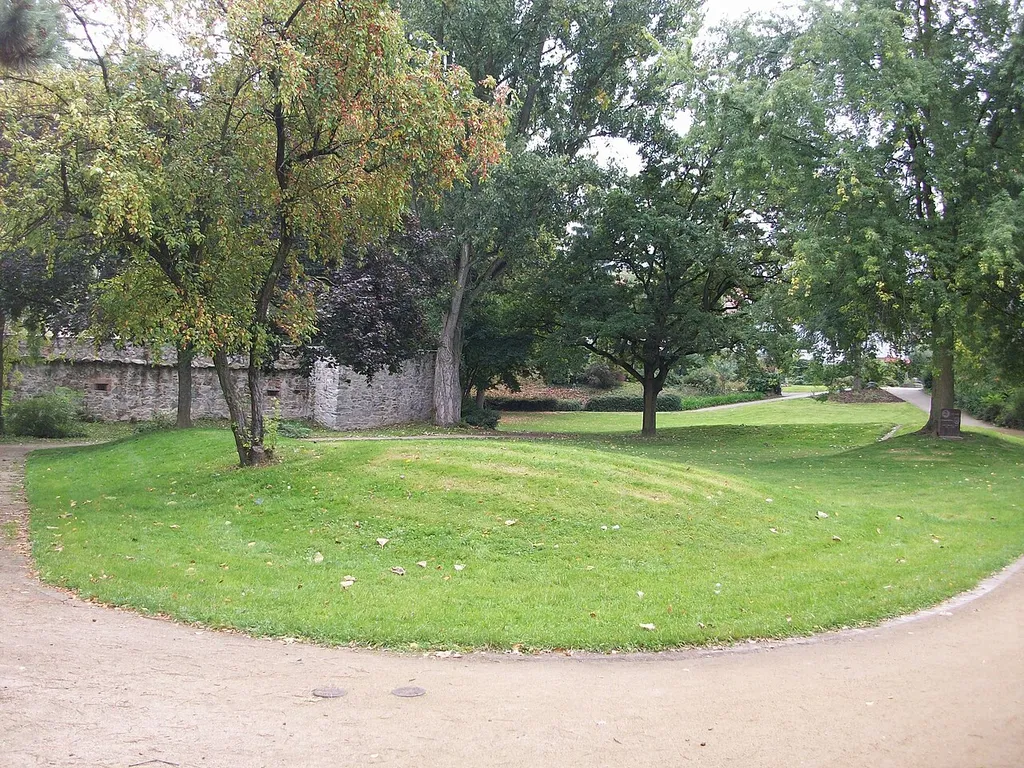 Lage der ehemaligen Katzenelnbogischen Wasserburg an der südwestlichen Ecke der alten Stadtmauer von Zwingenberg. Blick von Norden.