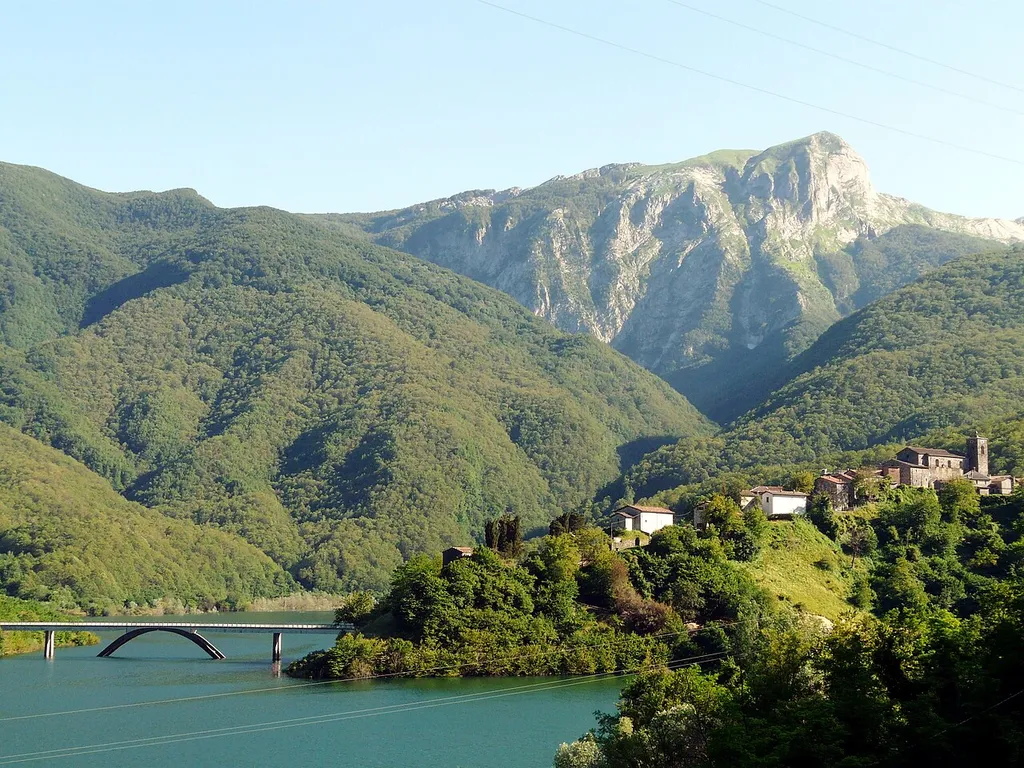 Panorama di Vagli Sotto, Ponte Morandi, Alpi Apuane, Toscana, Italia.