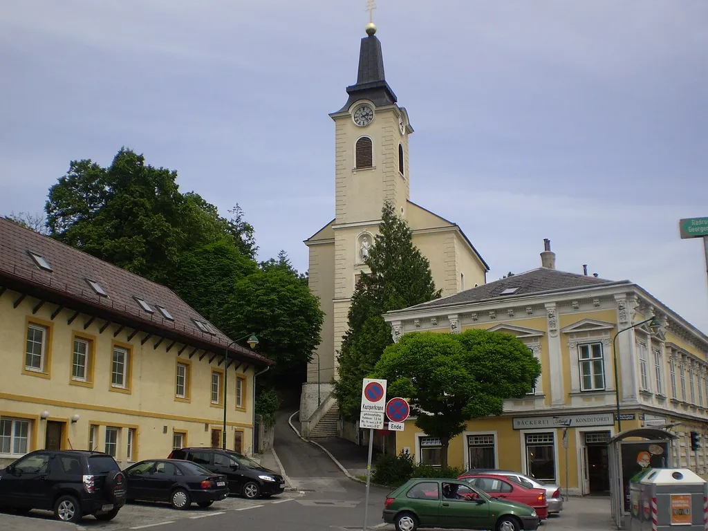 Kalksburg-Kirchenplatz mit der Kalksburger Pfarrkirche.