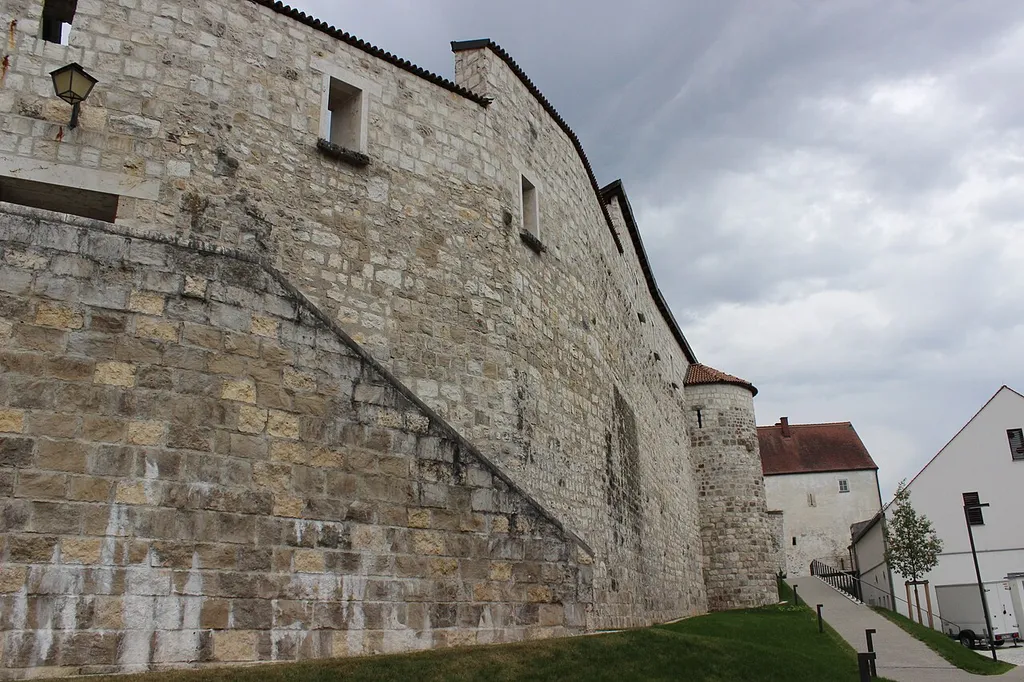 Vohburg Burghof 8 Burgmauer - ab 13. Jahrhundert - Ostansicht mit Blick auf Burgtor