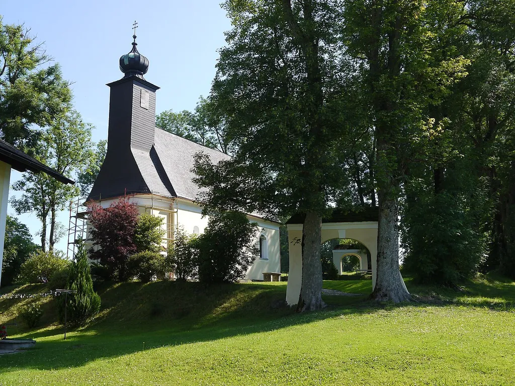 Kath. Filialkirche hll. Peter und Paul und ehem. Friedhofsfläche