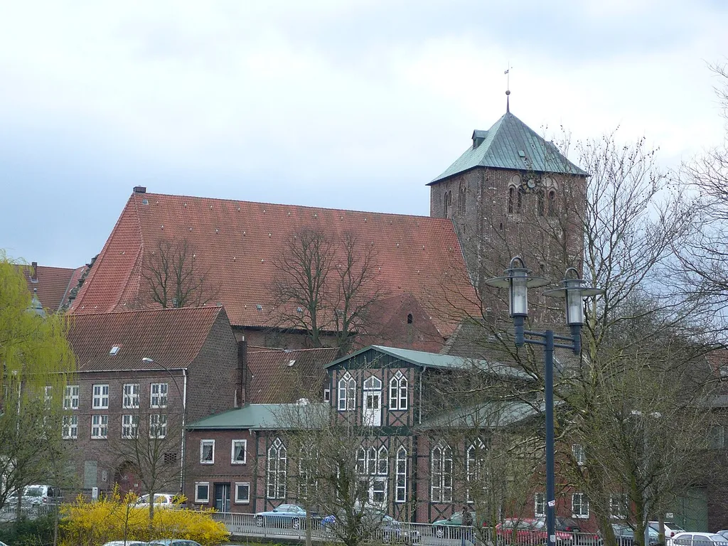 St. Wilhadi Kirche in Stade, vorn der Fachwerkbau der alten Turnhalle.