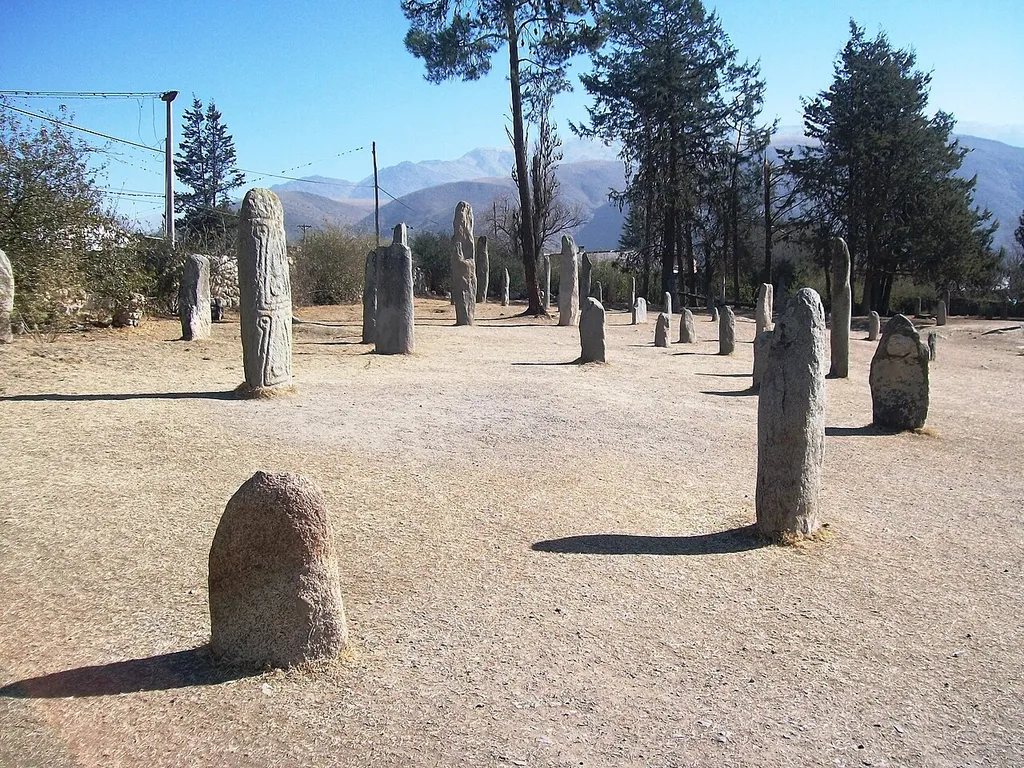 Vista parcial del parque de la Reserva Arqueológica de los Menhires, El Mollar, Departamento de Tafí del Valle, provincia de Tucumán, Argentina.