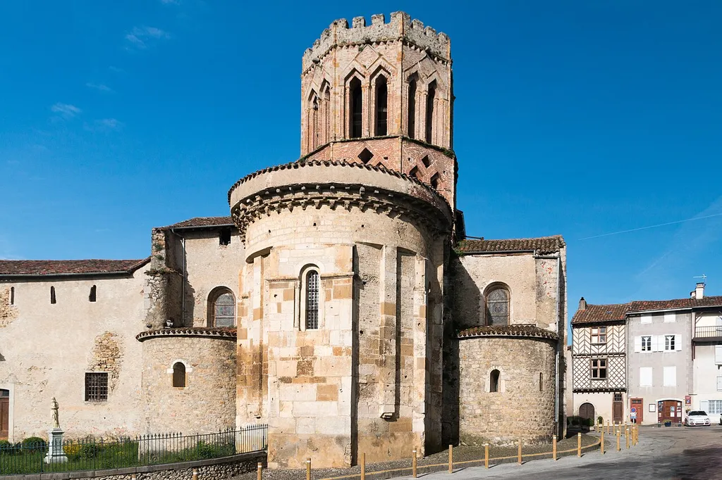 The axial window is based on the capitals and fluted columns. Share and other two friezes of volutes of leaves are the most visible of many reuse of Roman origin.